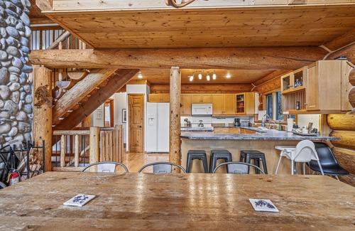 Golden Apartamento | Majestic Alpenglow Lodge+Hot Tub & Mountain Views!