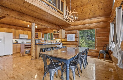 Golden Chalet De Esquí | Majestic Alpenglow Lodge+Hot Tub & Mountain Views!