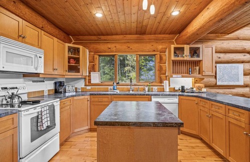 Golden Chalet De Esquí | Majestic Alpenglow Lodge+Hot Tub & Mountain Views!