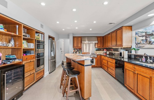 Arlington Casa | Majestic lakefront 3-bedroom with pool, hot tub, water sports and birdwatching