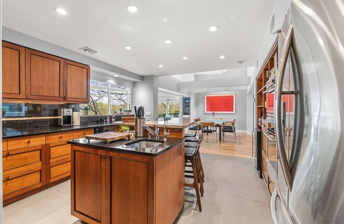 Arlington Casa | Majestic lakefront 3-bedroom with pool, hot tub, water sports and birdwatching