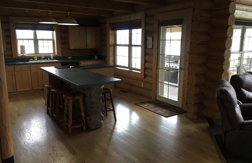 Helena Cabina | Majestic Log home en el lago privado, cerca de la pesca con mosca, natación y senderismo