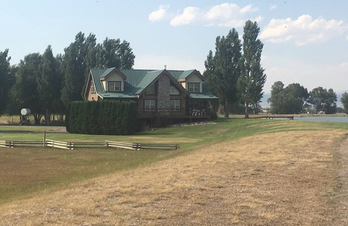Helena Cabina | Majestic Log home en el lago privado, cerca de la pesca con mosca, natación y senderismo