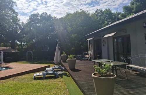 Bayswater Casa | Majestic Manor Guesthouse & Coffee Shop