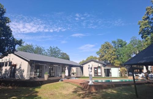 Bayswater Casa | Majestic Manor Guesthouse & Coffee Shop