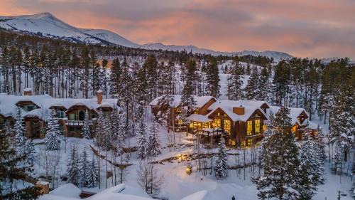 Four O'Clock Casa | Majestic Mountain Lodge