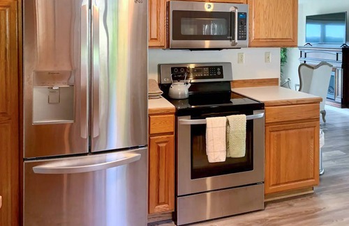 Silverdale Casa | Majestic mountain view dog-friendly home with patio and fireplace