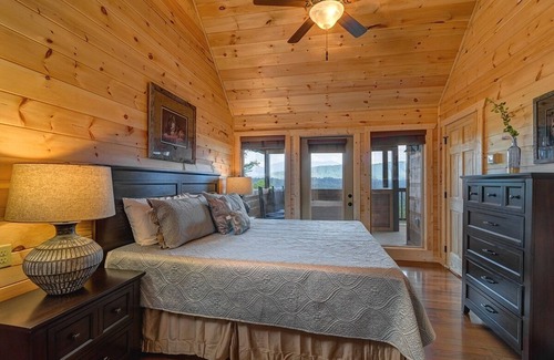 Sevierville Cabina | Majestic Mountain View - 4 Bedrooms, 4.5 Baths, Sleeps 12 4 Cabin by Redawning