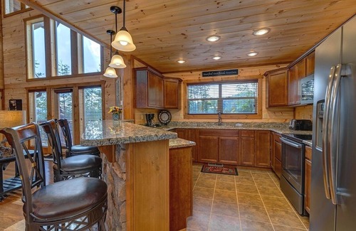 Sevierville Cabina | Majestic Mountain View - 4 Bedrooms, 4.5 Baths, Sleeps 12 4 Cabin by Redawning