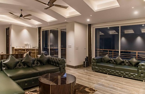 Kasauli Cama Y Desayuno | Majestic Pines || Mesmerizing Hill View Full Villa