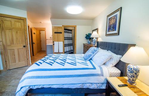 Knik-Fairview Casa | Majestic View Roundhouse - Relax Room