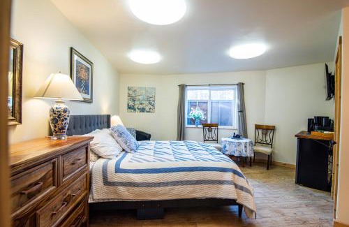 Knik-Fairview Casa | Majestic View Roundhouse - Relax Room