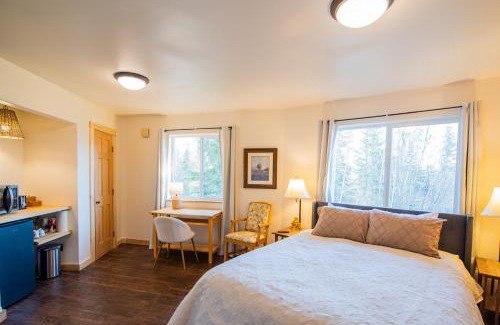 Knik-Fairview Casa | Majestic View Roundhouse - Peace Room