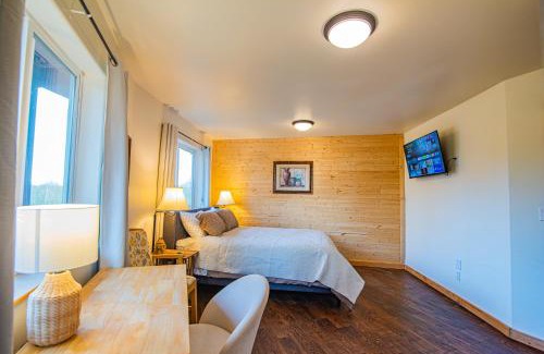 Knik-Fairview Casa | Majestic View Roundhouse - Peace Room