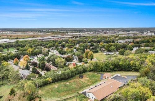 Council Bluffs Casa | Majestic VIEWS FunAmenities & Best for Huge Group