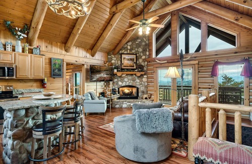 Gatlinburg - Pigeon Forge Casa | Majestic Views | Smoky Mtn Romance | Ultimate Honeymoon Cabin Near Pigeon Forge