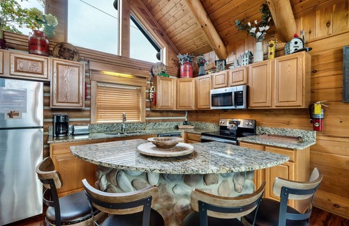 Gatlinburg - Pigeon Forge Casa | Majestic Views | Smoky Mtn Romance | Ultimate Honeymoon Cabin Near Pigeon Forge