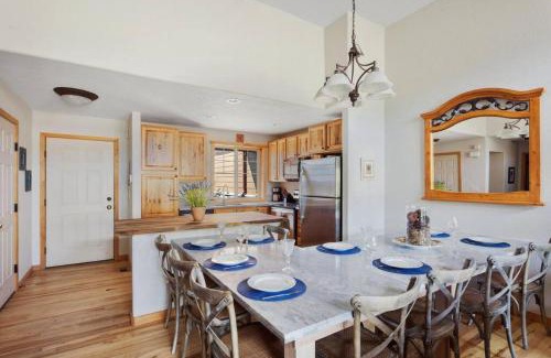 Rendezvous Casa | Majestic Views - Steps to the Trails!