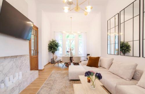 Athens City Centre Villa | Majestic Villa overlooking Acropolis with Hot Tub
