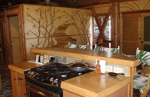 Makaha Casa | Complejo de bambú compuesto de lujo frente a la playa de Makaha