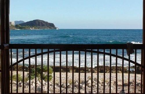 Makaha Casa | Complejo de bambú compuesto de lujo frente a la playa de Makaha