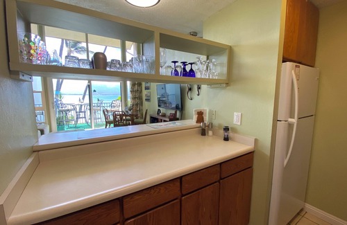 Maalaea Condominio | Makani A Kai B5 Ocean Front condo 10 yards from private beach access.