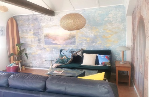 Waimarama Apartamento | Make memories in this artists quarters. Blue mosaic place - start to explore HB.