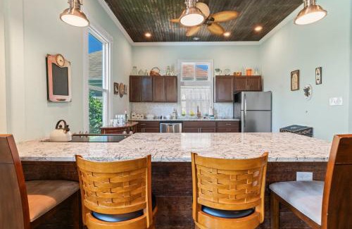 Galveston Casa | Make new memories at Galvez Cottage