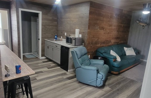 Gypsum Cabina | Make time for Lake Time! Close to FERRIES, BEACHES, & CEDAR POINT! Entire House