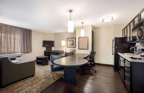 Waukegan Casa | Make Your Trip More Enjoyable! Kitchen, Pets Allowed, Private Parking