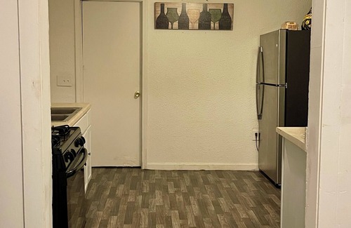 Lorain Casa | Make yourself at home in this cozy 3 bedroom house and comfortable space.