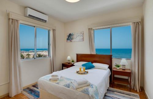 Larnaca Apartamento | Makenzy Sandy Beachfront Paradise