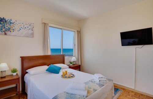 Larnaca Apartamento | Makenzy Sandy Beachfront Paradise
