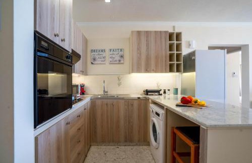 Larnaca Apartamento | Makenzy Sandy Beachfront Paradise