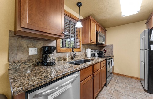 Reeds Spring Cabina | Makin Memories Lodge 6 Bedroom Cabin by RedAwning
