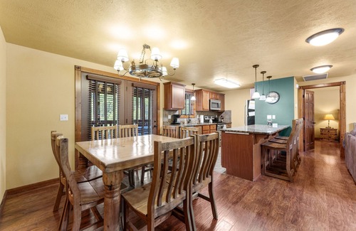 Reeds Spring Cabina | Makin Memories Lodge 6 Bedroom Cabin by RedAwning