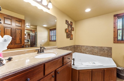 Reeds Spring Cabina | Makin Memories Lodge-sleeps 14 4 Bedroom Home by Redawning