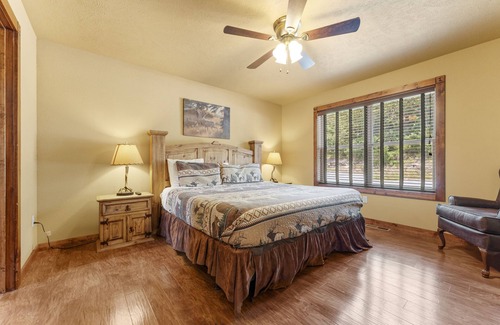 Reeds Spring Cabina | Makin Memories Lodge-sleeps 14 4 Bedroom Home by Redawning