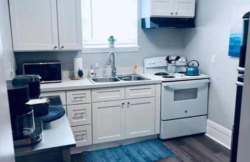 Galveston Cabaña | Makin’ Waves - 2 Bdrm Cottage - close to beach