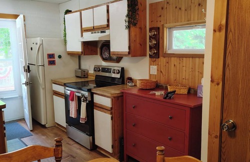 Geneva-on-the-Lake Cabaña | Making Memories Cottage GOTL - Charming 2-bedroom cottage with WiFi and AC