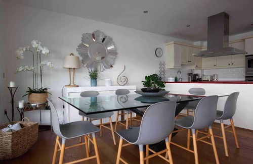 Ampney Crucis Casa | Malachite Lakehouse | Hot Tub & Dog Friendly