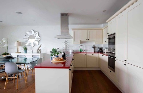 Ampney Crucis Casa | Malachite Lakehouse | Hot Tub & Dog Friendly
