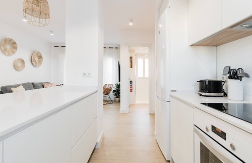 La Victoria Apartamento | Malaga Center Condo with PARKING. New renovated! 1 min Alcazaba & Plaza Merced