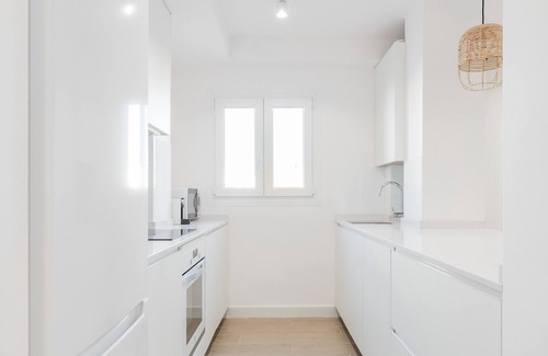 La Victoria Apartamento | Malaga Center Condo with PARKING. New renovated! 1 min Alcazaba & Plaza Merced