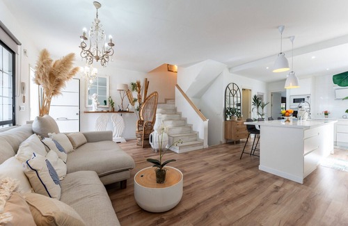 Benalmádena Chalet De Esquí | MalagaSuite Plumaria House