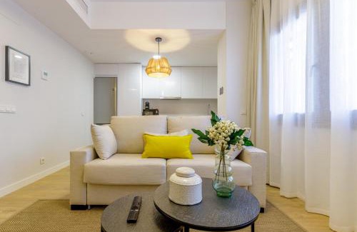 La Malagueta Apartamento | Malagueta Miramar with Shared Pool by Caleta Homes