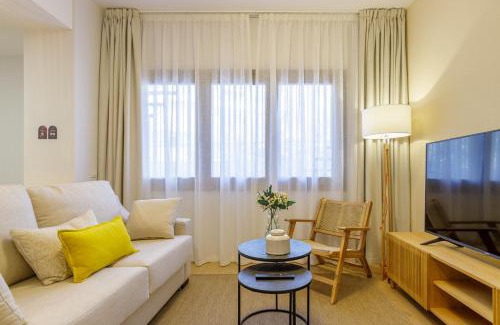 La Malagueta Apartamento | Malagueta Miramar with Shared Pool by Caleta Homes