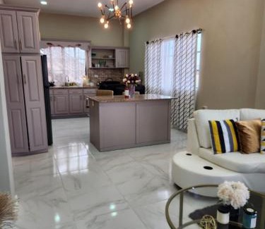 Demerara-Mahaica Apartamento | Malik SuitesGY