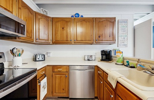 Selbyville Casa | Mallard Lakes Waterfront Getaway w/ Free WiFi, A/C, Shared Pools, & Hot Tub