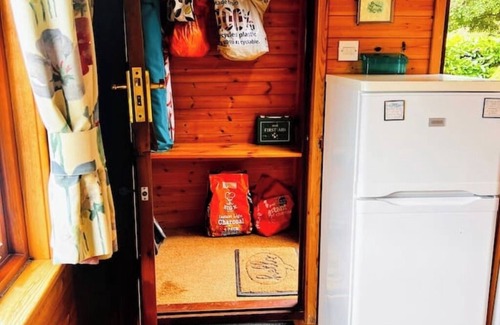 Allerthorpe Cabina | 'Mallard' - Secluded Rustic Lodge - Fishermans dream!nn